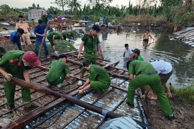 Lốc xoáy quét qua, "cuốn phăng" hàng chục căn nhà