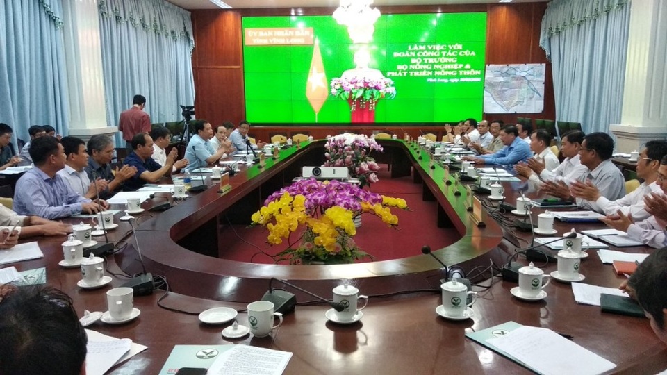 Bộ trưởng Nông nghiệp kiểm tra công tác ứng phó hạn mặn ở Vĩnh Long - 1 Bộ trưởng Nông nghiệp kiểm tra công tác ứng phó hạn mặn ở Vĩnh Long - 1