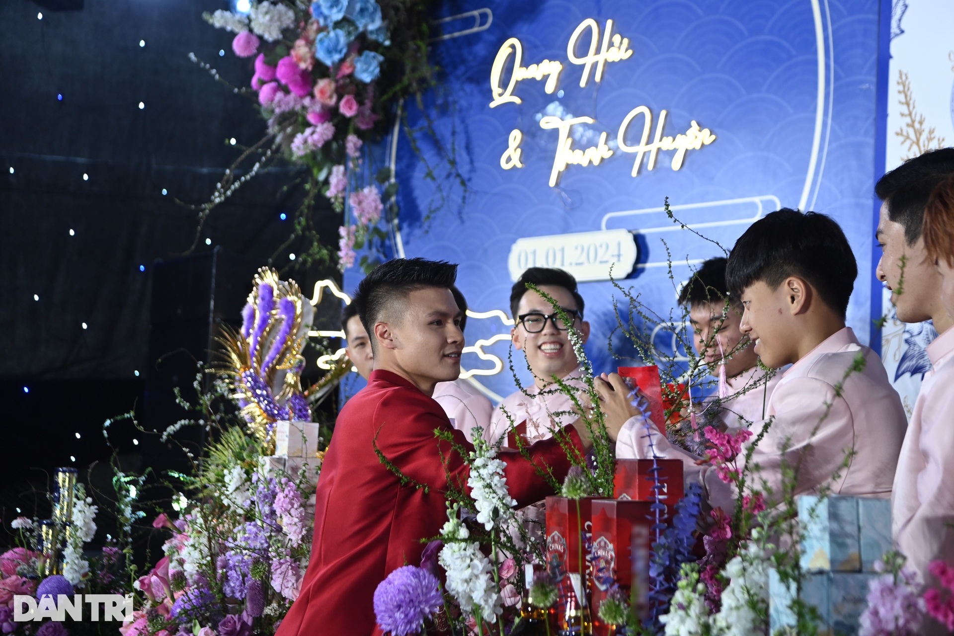 Ăn hỏi Quang Hải: Nhà trai dựng rạp hoành tráng, đưa sính lễ bằng xe sang - 13 Ăn hỏi Quang Hải: Nhà trai dựng rạp hoành tráng, đưa sính lễ bằng xe sang - 13