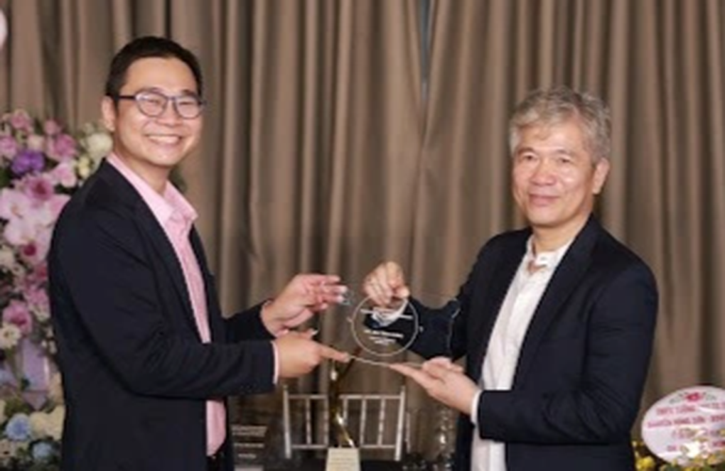 Bác sĩ Việt Nam đạt giải thưởng quốc tế về phẫu thuật tật khúc xạ