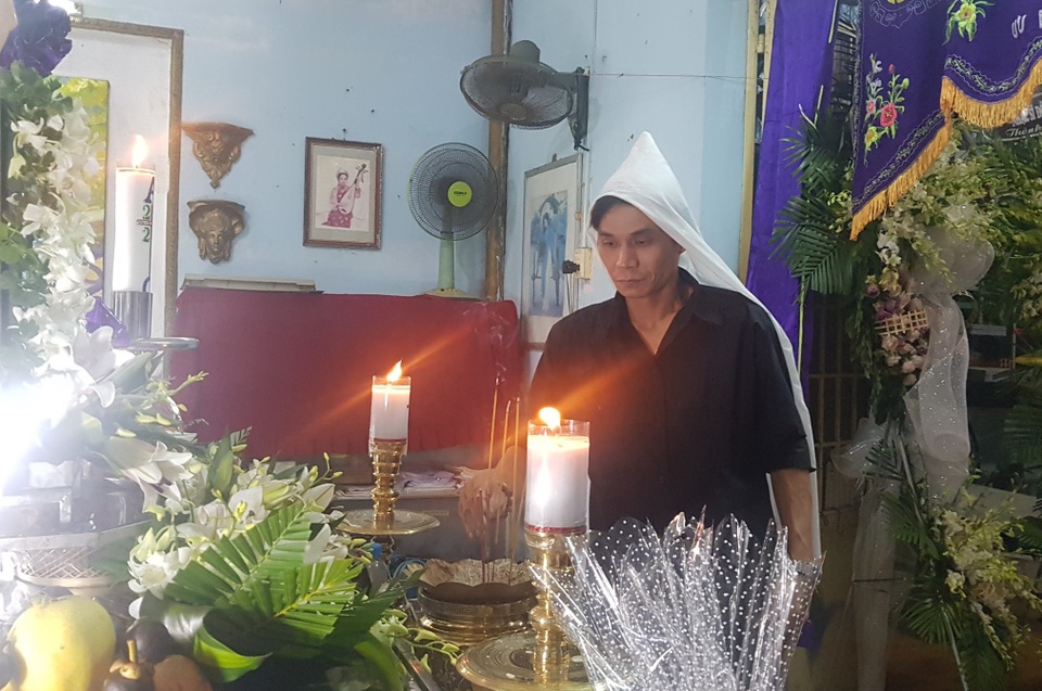Gia đình, đồng nghiệp tiễn đưa nhạc sĩ Trần Quang Lộc trong cơn mưa tầm tã - 3 Gia đình, đồng nghiệp tiễn đưa nhạc sĩ Trần Quang Lộc trong cơn mưa tầm tã - 3