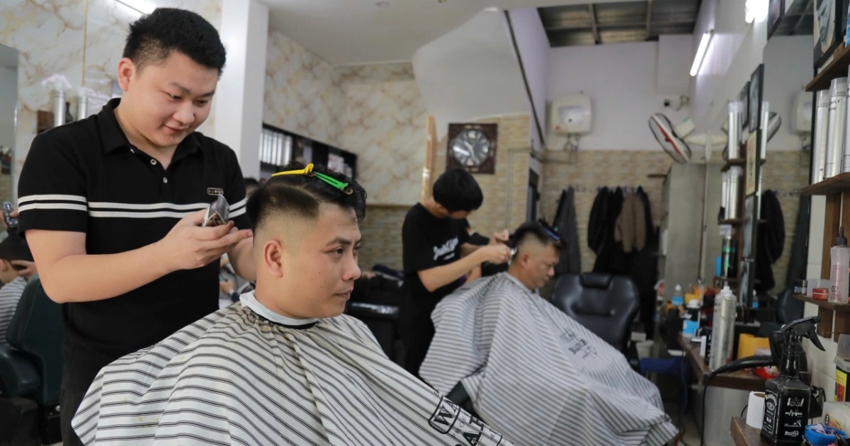 Cửa hàng tóc ở Hà Nội mở cửa đến 29 Tết, nửa đêm vẫn có khách đợi làm
