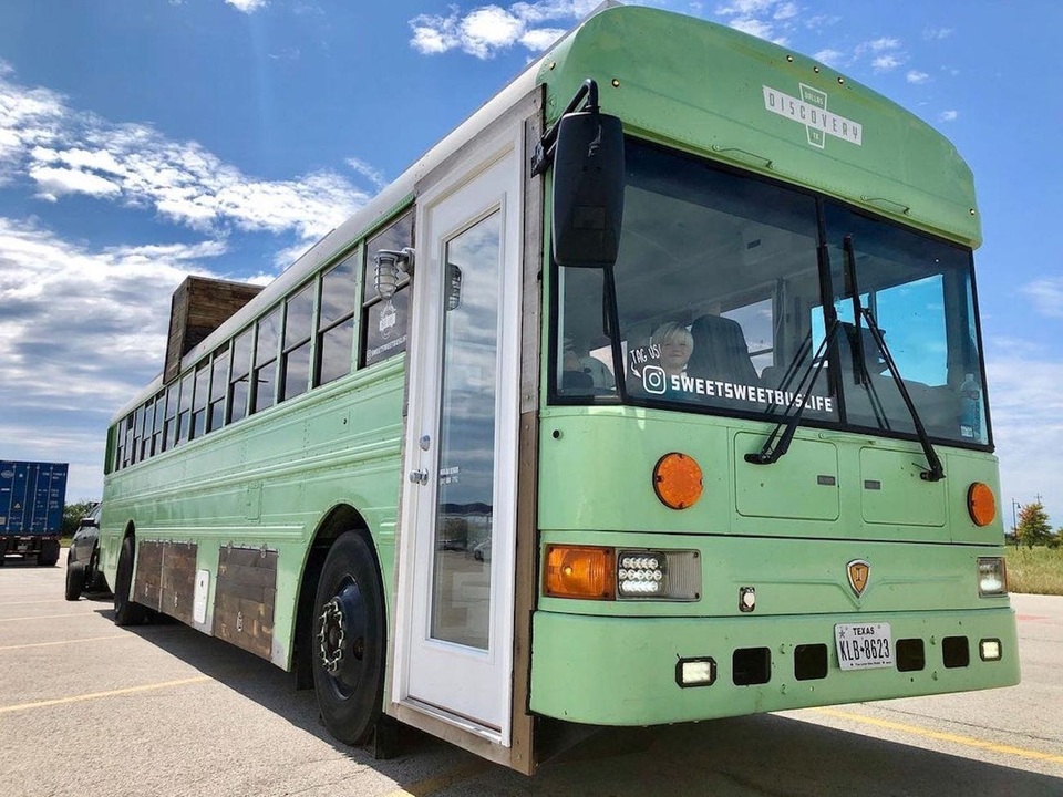 Gia đình quyết định bán nhà để sống trên xe buýt - 1