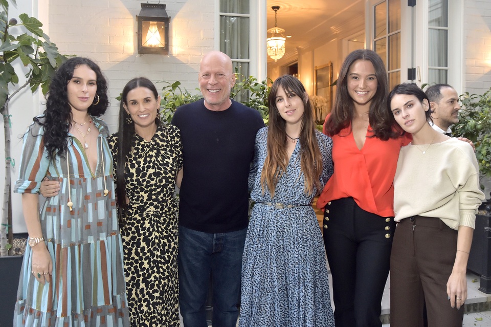 Hình ảnh hạnh phúc của ngôi sao U70 Bruce Willis bên vợ trẻ và hai con nhỏ - 8 Hình ảnh hạnh phúc của ngôi sao U70 Bruce Willis bên vợ trẻ và hai con nhỏ - 8