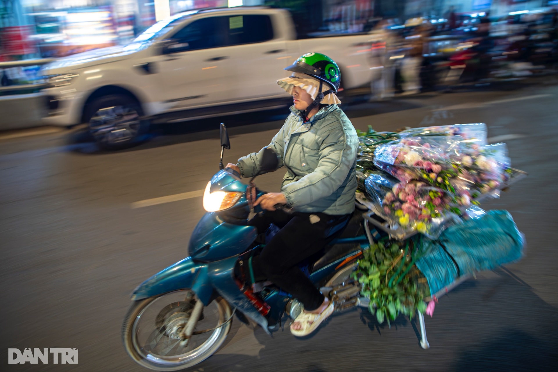 Chợ hoa Tết đêm cuối năm, khách chi đậm dù giá tăng 3-4 lần - 14