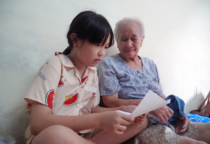 Ngoài giờ đi học, Tí Nị chỉ quanh quẩn ở nhà để đỡ đần, chăm sóc bà Sáu. Ảnh chụp chiều 15/8. Ảnh: Minh Tâm.