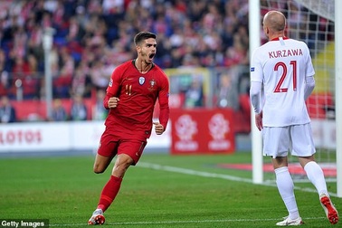 Bồ Đào Nha vượt qua Ba Lan trong cơn mưa bàn thắng