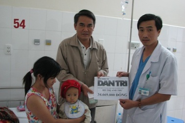 Gần 35 triệu đồng đến với cháu bé bị ung thư máu dòng tủy