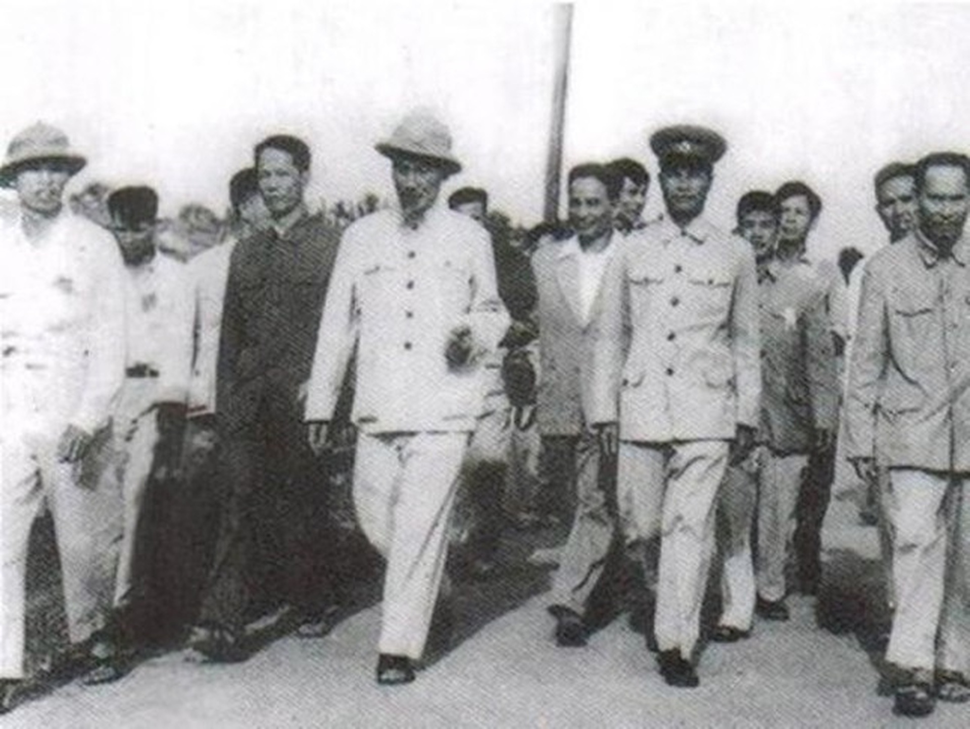 Hồ sen và cầu ao - nơi ghi dấu chân Bác Hồ - 1 Hồ sen và cầu ao - nơi ghi dấu chân Bác Hồ - 1