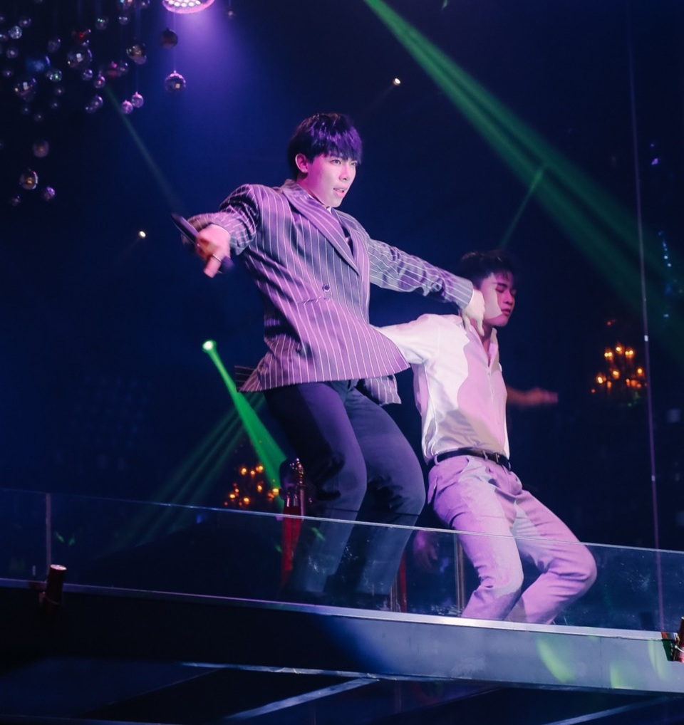 Erik cháy hết mình cùng hàng trăm khán giả - 6 Erik cháy hết mình cùng hàng trăm khán giả - 6