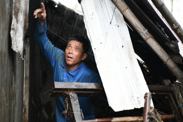 Nhà cửa tan hoang sau đêm lũ kinh hoàng