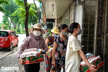 Hàng nghìn suất quà được trao tận tay người dân gặp khó khăn ở Hà Nội