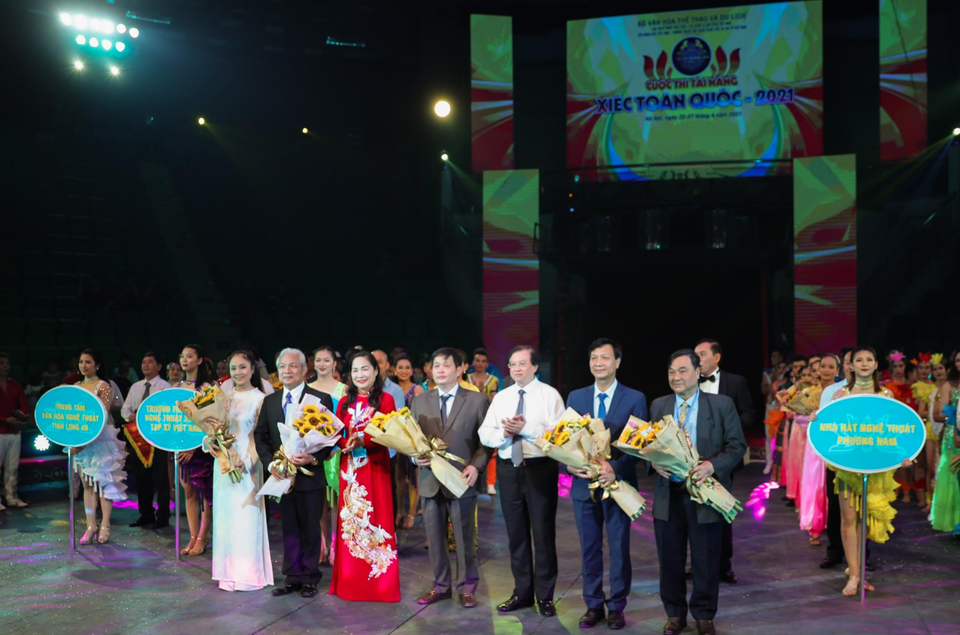 Ấn tượng màn khai mạc Cuộc thi tài năng Xiếc toàn quốc 2021 - 2 Ấn tượng màn khai mạc Cuộc thi tài năng Xiếc toàn quốc 2021 - 2