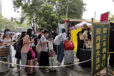 Sinh viên Vũ Hán đi học trở lại sau 8 tháng