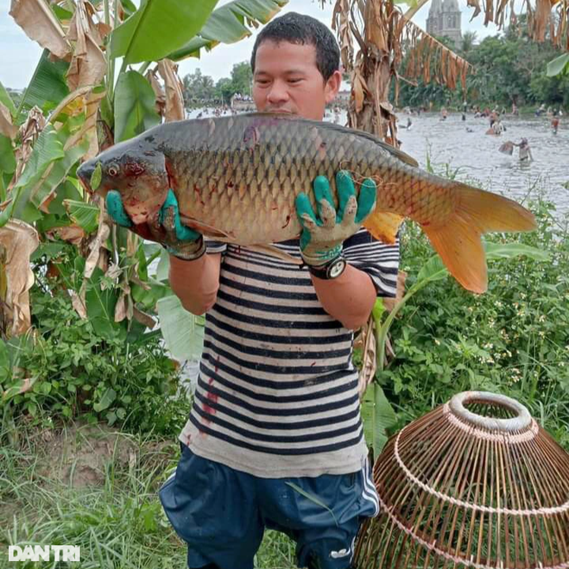 Hàng trăm nơm thủ cùng lao xuống hồ bắt cá - 11 Hàng trăm nơm thủ cùng lao xuống hồ bắt cá - 11