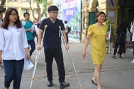Nam sinh bị gãy chân vẫn lạc quan, tự tin đi thi THPT quốc gia