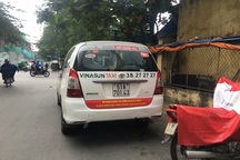 Taxi Vinasun dán khẩu hiệu phản đối Uber, Grab: Hành động rất trẻ con!