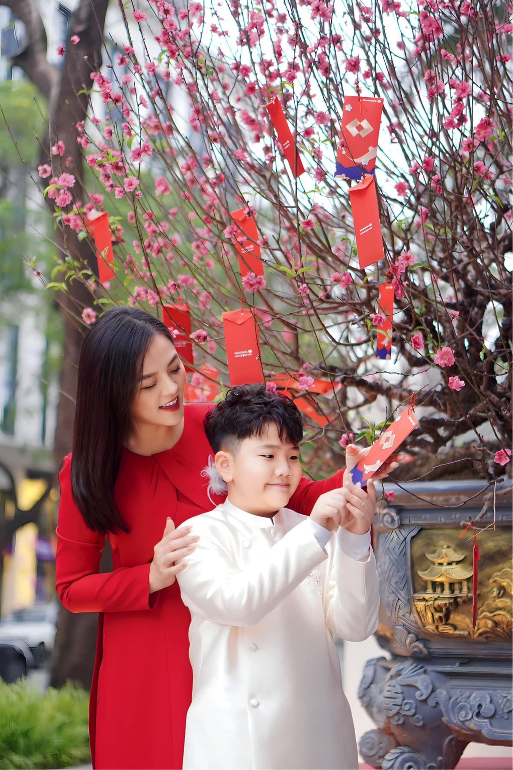 Xuân Hinh, Vân Dung và loạt sao Việt chúc Tết độc giả Dân trí - 8 Xuân Hinh, Vân Dung và loạt sao Việt chúc Tết độc giả Dân trí - 8