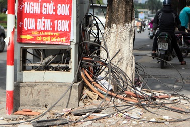 Cáp viễn thông nhằng nhịt, tủ kỹ thuật chỏng chơ trên vỉa hè Hà Nội