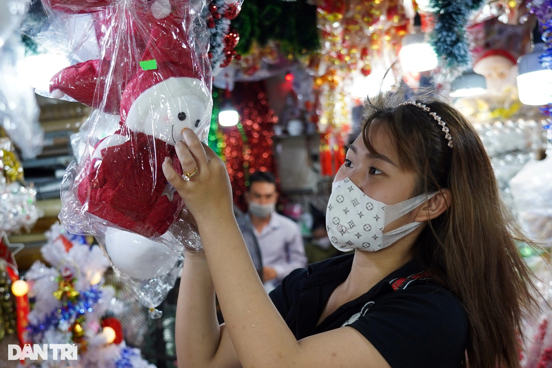 Nhộn nhịp mua sắm ở phố Giáng sinh lớn nhất TPHCM - 8 Nhộn nhịp mua sắm ở phố Giáng sinh lớn nhất TPHCM - 8