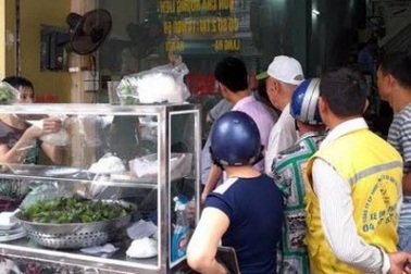 Quán bún chả đông nghịt khách sau bữa tối của Tổng thống Obama