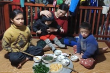 Chồng mất, con khuyết tật nặng, mẹ nghèo vừa ra viện vẫn gắng mưu sinh