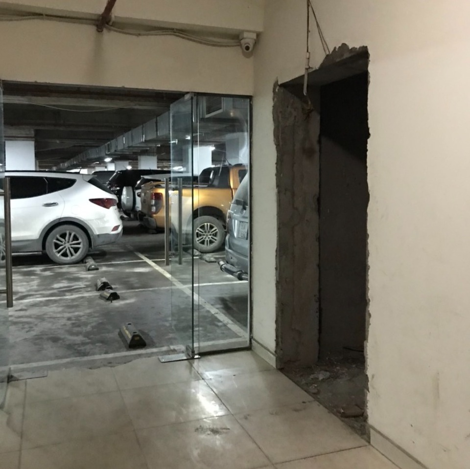 Nhân chứng kể lại vụ giám đốc và nhân viên rơi xuống sảnh chung cư - 6 Nhân chứng kể lại vụ giám đốc và nhân viên rơi xuống sảnh chung cư - 6