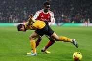 Arsenal hòa đội bét bảng, nguy cơ bị Man City đuổi kịp