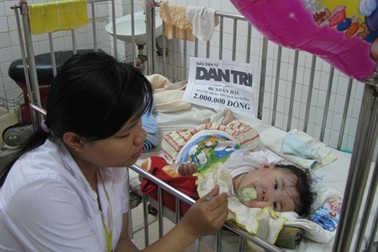 Bé Nhân Hậu đón nhận nhiều yêu thương trong ngày sắp Tết