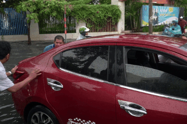 Ô tô chết máy, người dân té ngã sau mưa lớn ở TPHCM