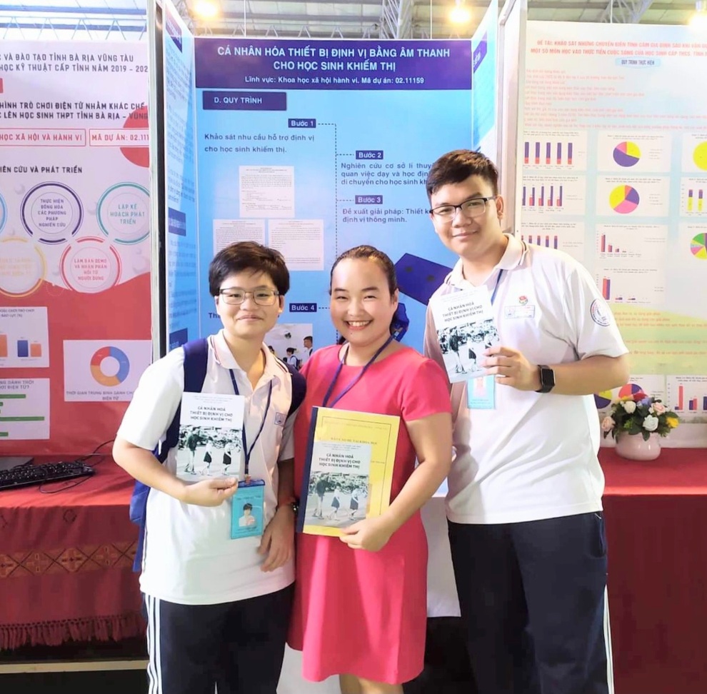 Nữ sinh làm thiết bị định vị cho người khiếm thị nhận học bổng 100% của VinUni - 1 Nữ sinh làm thiết bị định vị cho người khiếm thị nhận học bổng 100% của VinUni - 1