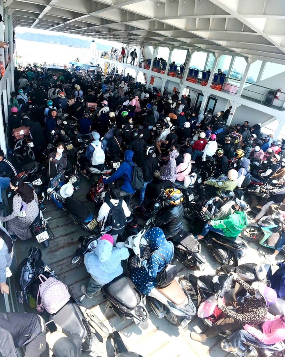Mệt như du lịch lễ: Khắp nơi đông đúc, xếp hàng chờ ăn, vật vờ tìm chỗ nghỉ - 4