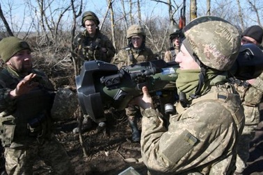 Binh sĩ Ukraine đến Anh học lái xe bọc thép