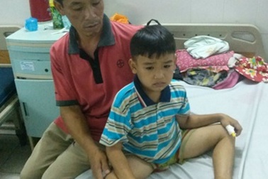 Anh trai bé Mỹ Nhân, Mỹ Ái lại nhập viện trong cảnh khốn khó