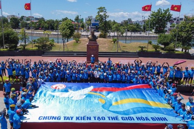 600 VĐV cùng đạp xe, ký tên lên lá cờ 54m2 mang thông điệp hòa bình