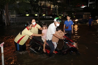 Triều cường kết hợp mưa lớn gây vỡ đê, rò rỉ điện làm chết người