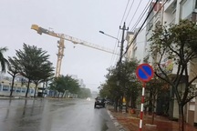 Tháp cẩu quay như “chong chóng” trong bão