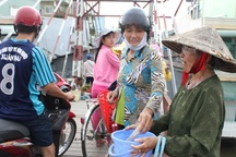 Cuộc sống cực nhọc của bà lão 80 tuổi ăn xin nuôi 2 cháu mồ côi 