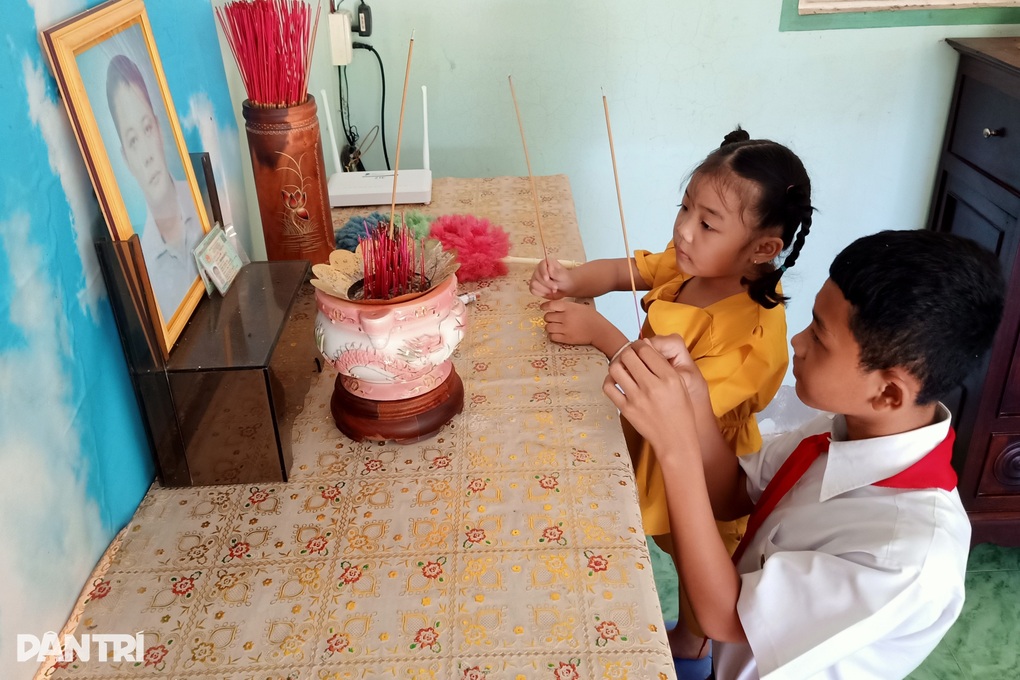 Covid-19 cướp mất chồng, vợ khốn khó lo 2 con thơ tương lai mờ mịt - 1 Covid-19 cướp mất chồng, vợ khốn khó lo 2 con thơ tương lai mờ mịt - 1