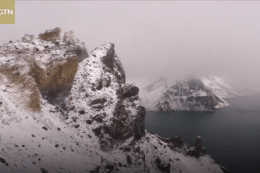 Kỳ lạ: Tuyết đột nhiên rơi giữa mùa hè ở Trung Quốc