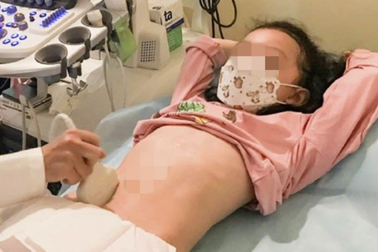 Vợ chồng con cái bị sốt xuất huyết hành hạ: Bé gái 12 tuổi lâm nguy