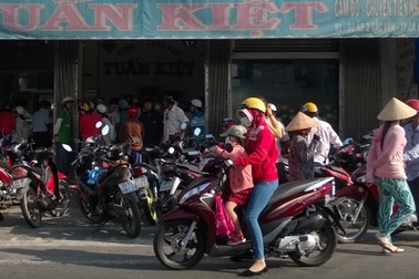 Nghe tin đồn thất thiệt, hàng trăm người đổ xô bán vàng vì sợ…  “thiếu tuổi”   