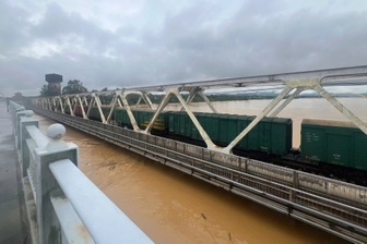 Phong tỏa đường sắt, lần thứ 3 điều tàu chở đá ra giữ 2 cầu ở Huế