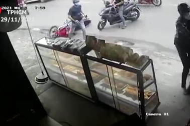 Cảnh sát hình sự quật ngã 2 tên cướp như phim hành động