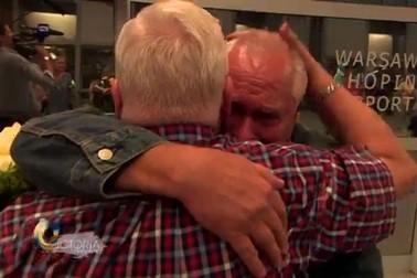 Xúc động giây phút đoàn tụ của anh em sinh đôi xa nhau 70 năm