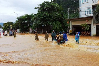 Quốc lộ 6 bị “chặt khúc” vì mưa lũ