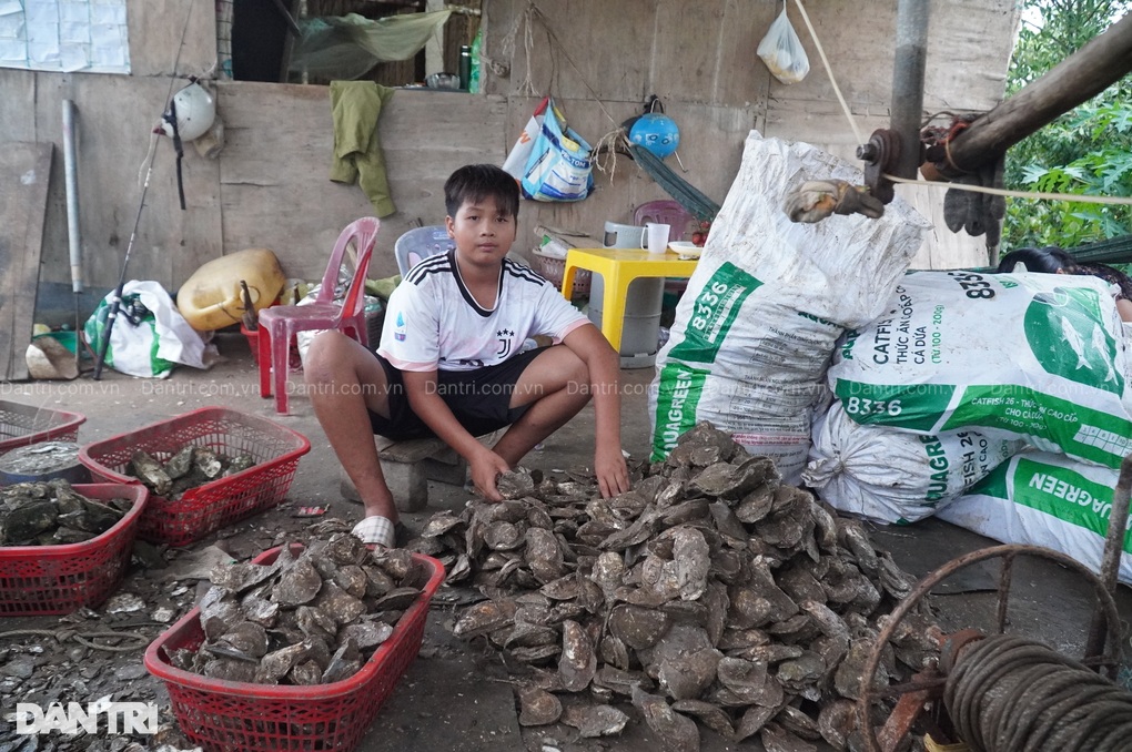 Cha mất, mẹ khờ, cậu bé 15 tuổi bỏ học đi làm nuôi em - 2 Cha mất, mẹ khờ, cậu bé 15 tuổi bỏ học đi làm nuôi em - 2