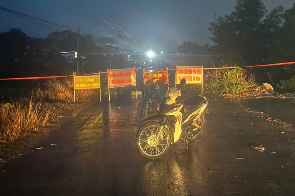 Sập cầu ở Đồng Nai sau mưa lớn - 2