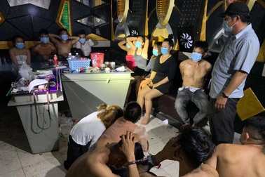 Bắt cựu đội trưởng cảnh sát ma túy để điều tra hành vi nhận hối lộ