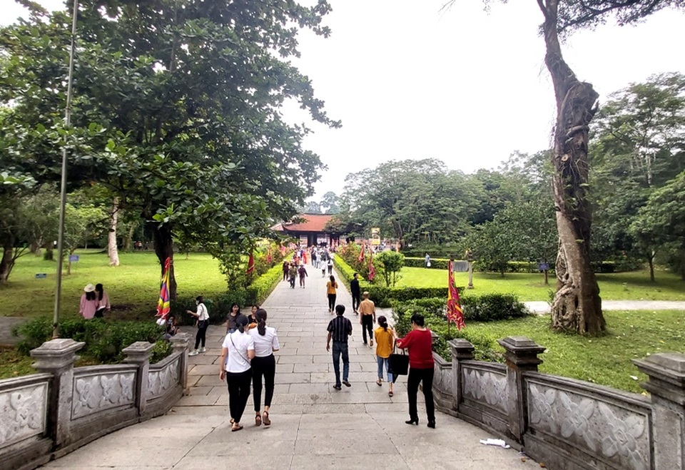 Hàng nghìn người hành hương về Khu di tích quốc gia đặc biệt Lam Kinh - 1 Hàng nghìn người hành hương về Khu di tích quốc gia đặc biệt Lam Kinh - 1